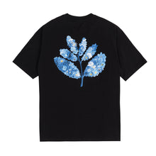 Load image into Gallery viewer, Tshirt Magenta x Blue Flowers

