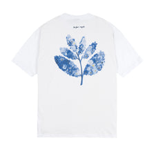 Load image into Gallery viewer, Tshirt Magenta x Blue Flowers
