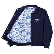 Load image into Gallery viewer, Veste Magenta x Blue Flowers
