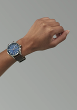 Load image into Gallery viewer, Montres Nixon Sentry Solar Leather Navy Sunray Silver
